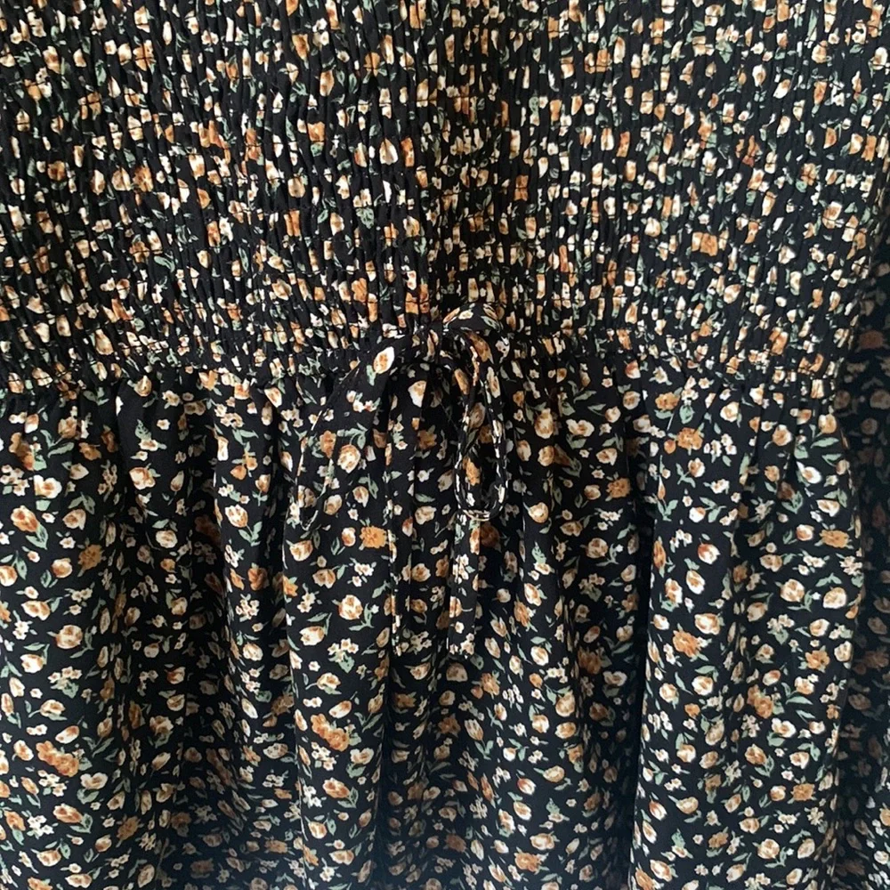 Flowered blouse. - Picture 2 of 3